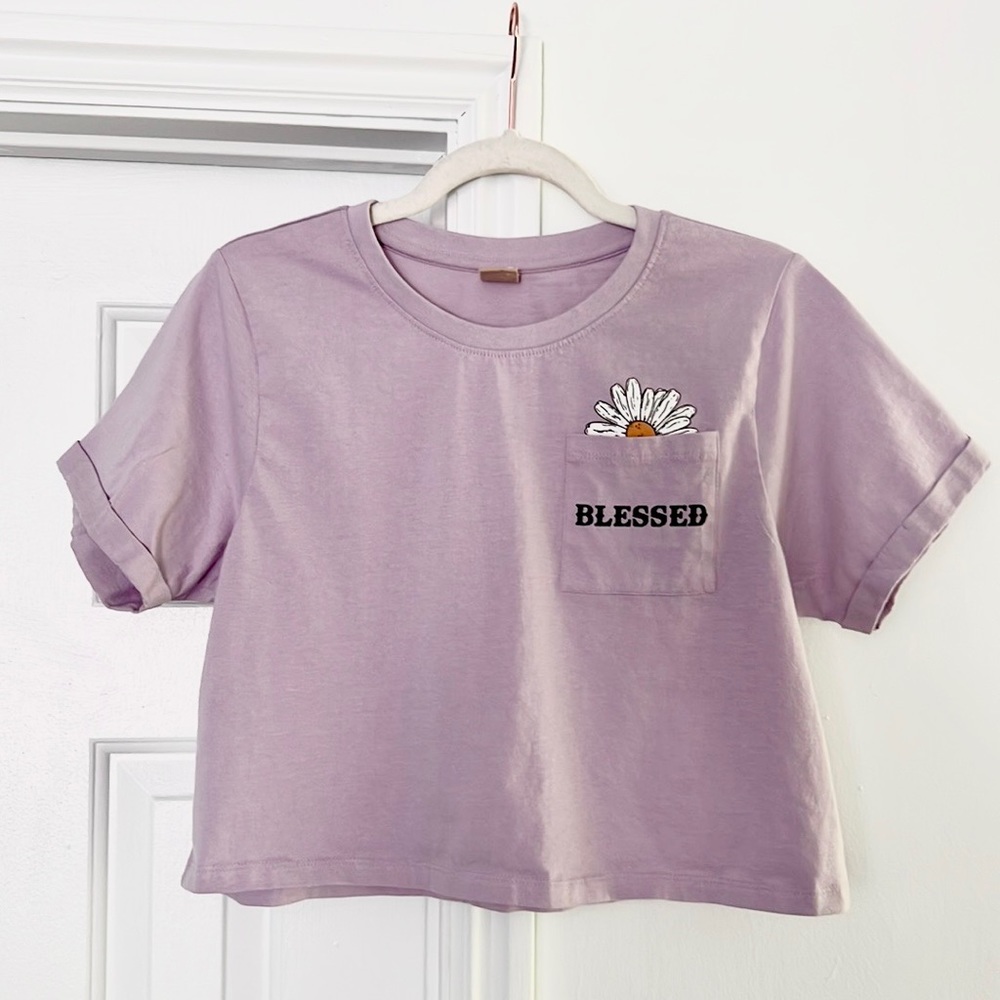♥️ Messy Bun just chillin’ Blessed Daisy crop Tee